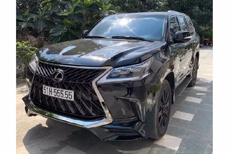 Nhìn chiếc Lexus LX570 biển khủng này đã khiến không ít cư dân mạng phong cho chủ chiếc SUV hạng sang Lexus LX570 màu đen là bàn tay vàng trong làng bấm biển. Việc đeo chiếc biển số "ngũ quý" 5 chắc chắn sẽ đẩy giá trị của chiếc Lexus LX570 này lên một mức giá khác, cao hơn rất nhiều con số mà chủ xe mua từ đại lý chính hãng hoặc qua các công ty nhập khẩu tư nhân.