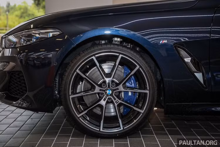 Ở phía bên ngoài, 840i GranCoupe M-Sport 2020 cũng nổi bật hơn nhờ vào trang bị mâm xe 20 inch đa chấu hình chữ Y đẹp mắt, kết hợp lốp với thông số kỹ thuật tương ứng 245/35 cho lốp trước và 275/30 cho lốp sau.