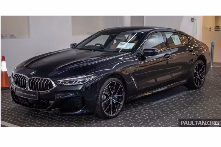 Bỏ qua các vấn đề về thiết kế, BMW 840i 2020 mới được trang bị rất nhiều tiện ích hiện đại như hệ thống đèn chiếu sáng laser, đèn chào mừng khi mở cửa xe, bệ bước chân màu xanh với logo M-Performance, cửa sổ trời toàn cảnh, đèn viền nội thất, ốp trang trí cabin bằng gỗ, vô-lăng M thể thao, toàn bộ khoang lái bọc da Merino, hệ thống điều hoà tự động 4 vùng, ghế trước có sưởi/làm mát, rèm che nắng ở hàng ghế thứ 2, cần số pha lê, chìa khoá thông minh tích hợp màn hình...