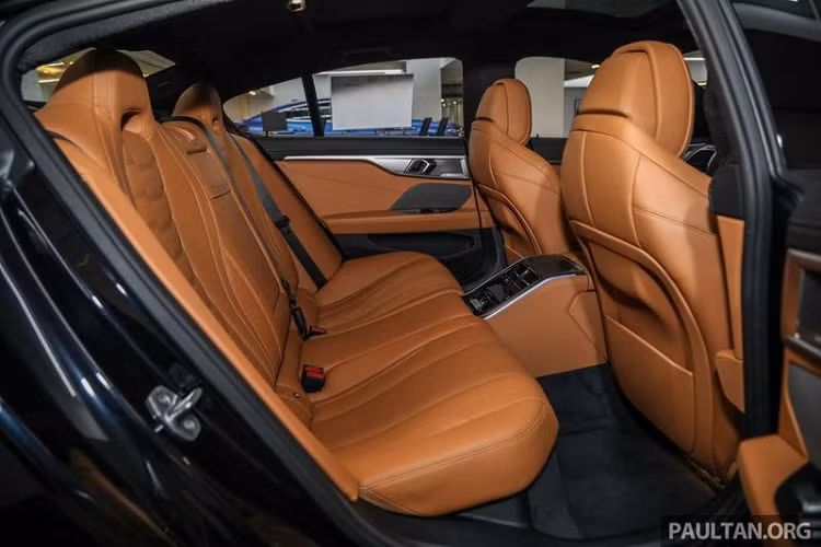 BMW 840i GranCoupe M-Sport 2020 được bán ra tại Malaysia với 6 màu sơn ngoại thất, bao gồm đen carbon, đen sapphire, trắng, cam, xanh Sonic Speed và xanh Barcelona. Đối với nội thất, xe có tổng cộng 5 màu, bao gồm màu xanh đen, nâu đỏ, nâu đe, đỏ Fiona và màu đen.