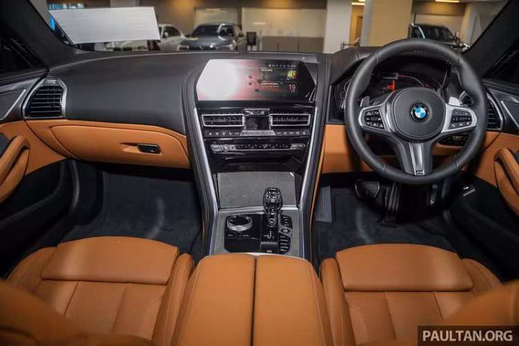 Ngoài ra, BMW 840i GranCoupe M-Sport 2020 được trang bị bộ đôi màn hình LCD cỡ lớn 12.3 inch và 10.25 inch cho tác vụ đồng hồ công-tơ-mét và giải trí, màn hình HUD trên kính lái, hệ thống kết nối điện thoại thông minh, âm thanh vòm hàng hiệu Harman Kardon 16 loa với công suất 464 W.