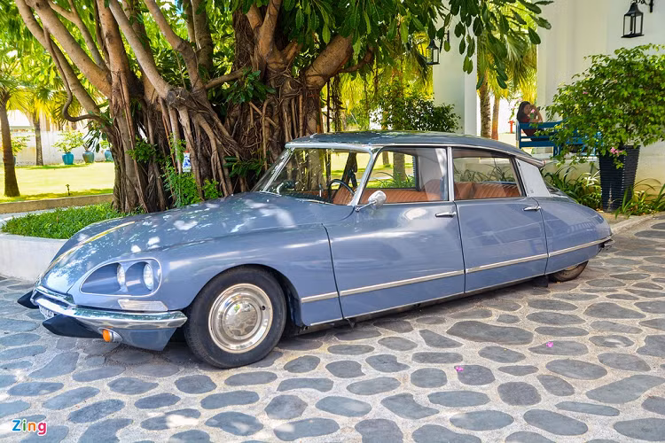 DS là dòng xe 4 cửa có động cơ đặt trước được hãng Citroen sản xuất trong giai đoạn 1955-1975. Citroen DS cổ điển này từng được xếp hạng 3 trong cuộc bình chọn Car of the Century năm 1999. Chiếc xe trong bài là phiên bản DS 21, thuộc sở hữu của một người chơi xe cổ tại Đà Nẵng. 