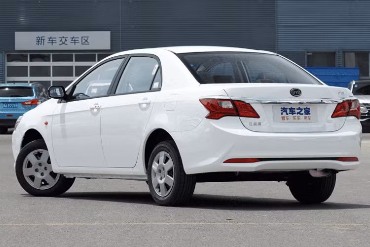 Cuối cùng và cũng là điều quan trọng nhất, nguyên nhân chính khiến chiếc xe này vẫn được bán trên thị trường Trung Quốc chính là giá cả. Không bất ngờ, giá xe BYD F3 2020 lại rẻ vô cùng, dao động từ 44.900 – 50.800 nhân dân tệ (tương đương 155 – 176 triệu đồng).