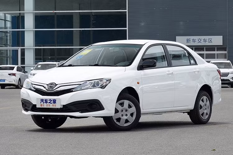 Giống như nhiều nhà sản xuất xe Trung Quốc khác, thương hiệu ôtô BYD gặp vấn đề nói lời chia tay với các mẫu xe cũ, cho dù giờ đây chúng hoàn toàn không ăn nhập gì với các mẫu xe mới của họ trên đủ phương diện phong cách, công nghệ, hình ảnh và thậm chí logo thương hiệu.