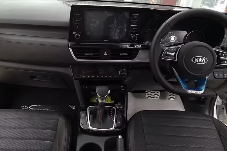 Về trang bị tiện nghi, cả 2 phiên bản EX và GT-line của Kia Seltos tại Malaysia đều có sẵn trang bị màn hình cảm ứng 8 inch có kết nối điện thoại thông minh, hệ thống điều hoà tự động 2 vùng, 6 túi khí, CruiserControl, gương chiếu hậu chống chói.