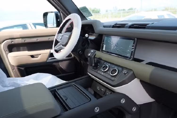 Giá xe Land Rover Defender 2020 mới tại Việt Nam đã được công bố với mức khởi điểm từ 3.7 tỷ đồng cho phiên bản tiêu chuẩn 110 với 5 chỗ ngồi. Tại Việt Nam, Phú Thái Mobility phân phối 4 trong 5 phiên bản gồm Defender S, SE, 110 First Editon và cao cấp nhất là Defender 110 X.