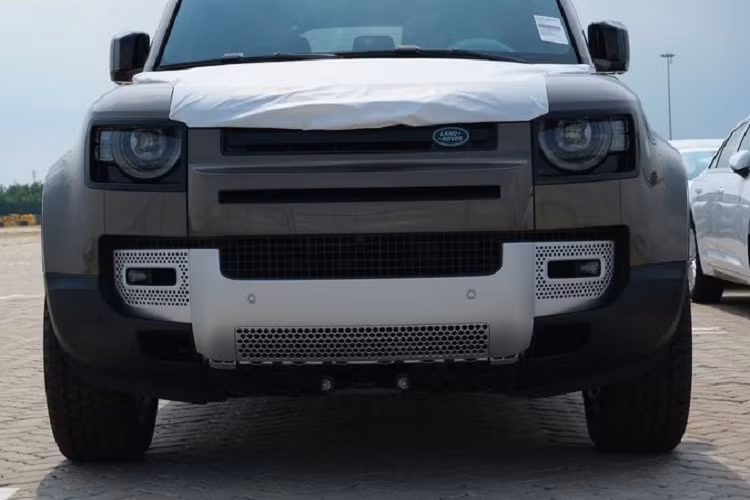 Lấy cảm hứng từ sự đam mê và tôn trọng nguyên mẫu, dòng xe Defender mới mang tới khả năng vận hành tuyệt vời hơn bao giờ hết. Công nghệ tiên tiến trên mọi địa hình đem lại cuộc phiêu lưu mới trong thế kỷ 21, vẫn đúng với tinh thần tiên phong đã trở thành dấu ấn của Land Rover trong 71 năm.