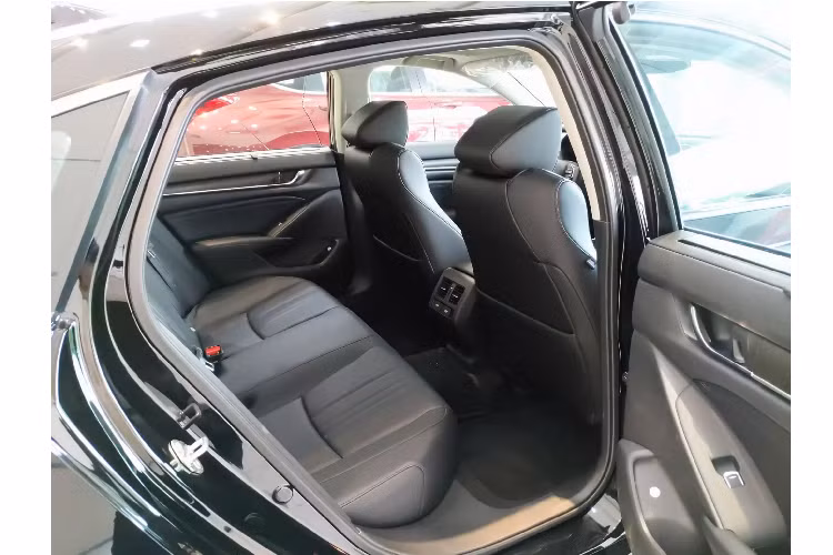 Từ trước đến nay, Honda Accord chưa bao giờ cạnh tranh với Camry về doanh số, khi Camry sẽ luôn là một lựa chọn của số đông, vì dòng xe này đáp ứng cho các nhu cầu đi lại đơn thuần.