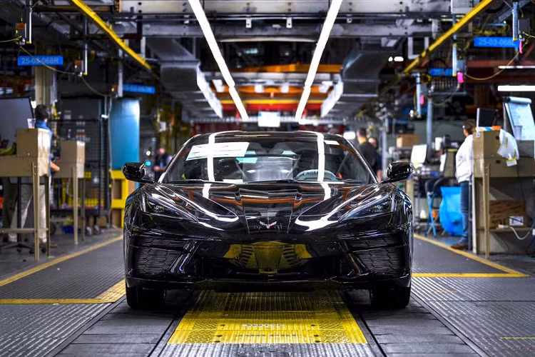 Theo thông báo đến từ Chevrolet, chiếc Corvette thế hệ thứ 8 đầu tiên đã lăn bánh khỏi nhà máy chỉ vài hôm trước và theo sau nó là những chiếc Corvette thương mại khác. Những chiếc xe này sẽ bắt đầu chương trình kiểm tra chất lượng và chuẩn bị được giao đến thay những chủ nhân của chúng vào cuối tháng 2. Được biết, những khách hàng đầu tiên đặt mua mẫu xe này đã phải chờ hơn nửa năm để có thể nhận được xe.