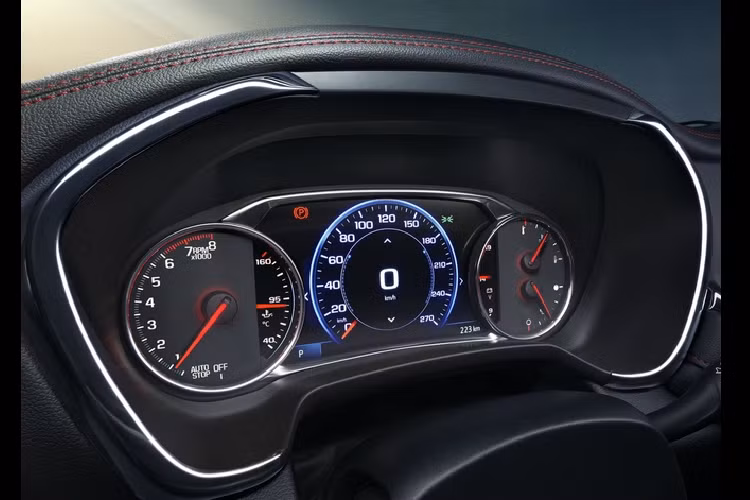 Về trang bị, Chevrolet Blazer bản Trung Quốc có tùy chọn cửa sổ trời toàn cảnh, khoảng không trần xe hàng thế thứ 3 rộng hơn và ra vào dễ dàng hơn nhờ hàng thế thứ hai có thể trượt về trước vào sau 250 mm.