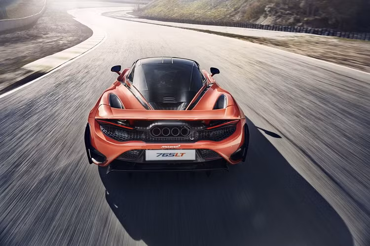 Các điểm nổi bật khác bao gồm bề mặt bọc Alcantara, sàn xe bằng sợi carbon và hệ thống thông tin giải trí 8 inch. Ngoài ra, khách hàng cũng có thể lựa chọn giữa vô số tùy chọn khác và 8 chủ đề màu sắc độc quyền từ ‘By McLaren’.
