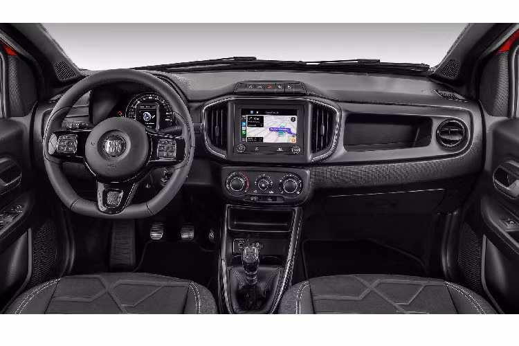 Để dễ hình dung, Fiat Strada ngắn hơn đáng kể so chiều dài 5.354 mm của Ford Ranger. Riêng thùng hàng phía sau có chiều dài 1.173 mm và rộng 1.059 mm, có khả năng tải 650 kg.