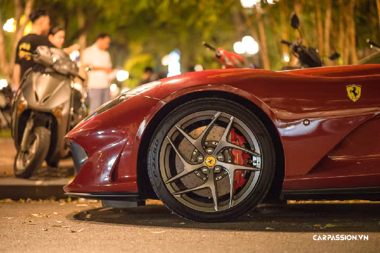 Trên 812 Superfast, Ferrari đã trang bị phiên bản nâng cấp của khối động cơ V12 có dung tích 6,5 lít từng được sử dụng trên nhiều mẫu xe trước đó. Sự nâng cấp này mang đến công suất cực đại 789 mã lực tại vòng tua máy 8.000 vòng/phút và mô-men xoắn cực đại 717 Nm tại tua máy 7.000 vòng/phút. Sức mạnh này được truyền đến bánh sau của xe thông qua hộp số ly hợp kép 7 cấp với công nghệ đến từ xe đua Công thức 1, nhờ đó, 812 Superfast có khả năng tăng tốc 0-100 km/h trong 2,9 giây và đạt vận tốc tối đa hơn 340 km/h.