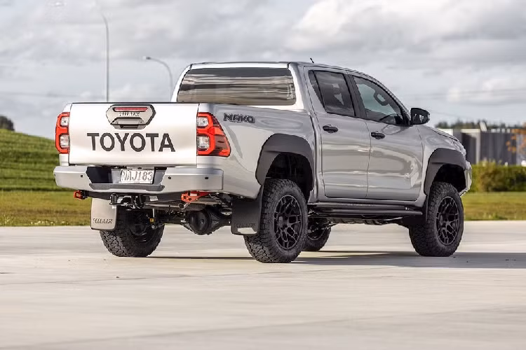 Vì là sản phẩm của đại lý Toyota Hilux Mako nâng cấp sử dụng các phụ kiện đều là hàng chính hãng. Ngoài ra, những trang bị nâng cấp khác trên mẫu xe bán tải này cũng đã được hãng Toyota thông qua.