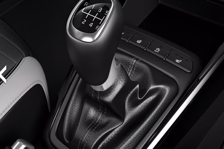 Ngoài ra, Kia Stonic 2021 còn có 2 tùy chọn động cơ khác. Đầu tiên là động cơ xăng tăng áp, dung tích 1.0 lít với công suất tối đa 99 mã lực, kết hợp cùng hộp số sàn 6 cấp tiêu chuẩn và hộp số DCT 7 cấp tùy chọn. Thứ hai là động cơ xăng dung tích 1,2 lít, sản sinh công suất tối đa 84 mã lực.
