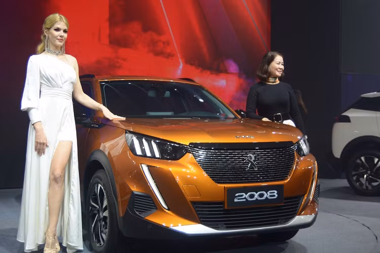 Peugeot 2008 2021 mới sở hữu chiều dài tổng thể 4.300mm, chiều rộng tổng thể 1.770 mm, chiều dài cơ sở 2.605mm, khoảng sáng gầm xe 175mm. Kích thước này cùng bán kính quay vòng nhỏ chỉ 5,4m giúp xe di chuyển linh hoạt tốt trong đường phố và không gian hẹp.