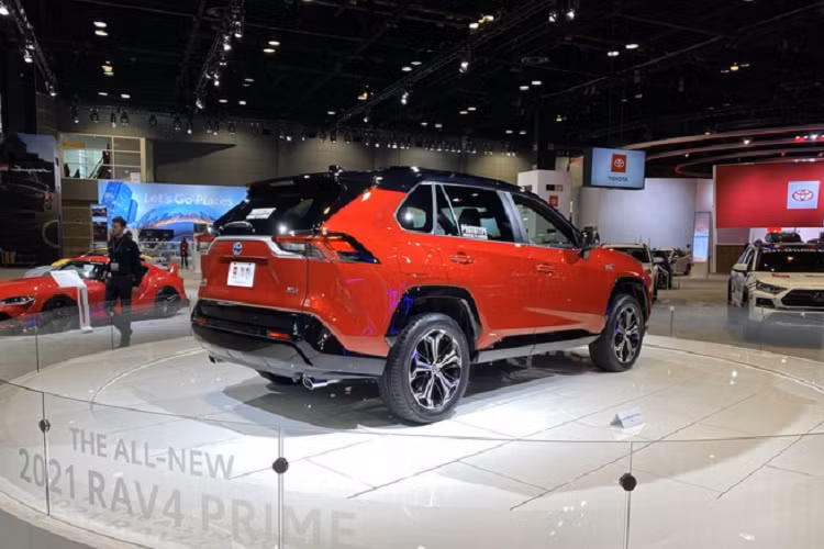 SUV plug-in hybrid mới được trang bị động cơ điện cực mạnh, pin lithium-ion công suất lớn, và động cơ 2.5L 4 xi-lanh, cho công suất tổng cộng 302 mã lực. Riêng động cơ 2.5L sản sinh công suất 176 mã lực, mô-men xoắn 228 Nm.