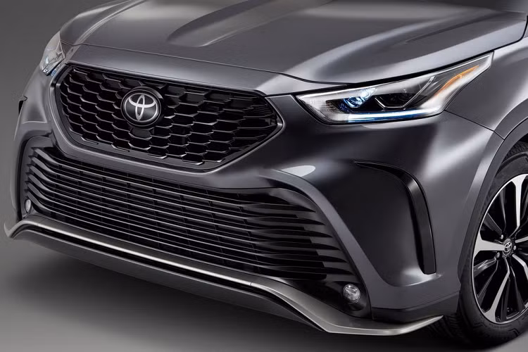 Các chi tiết thể thao tiếp tục trở lại trên chiếc SUV với trang bị mâm xe hợp kim có kích thước lên tới 20 inch, được thiết kế riêng cùng các điểm nhấn màu đen. Khách hàng của Highlander XSE 2021 ngoài ra cùng sở hữu chiếc xe với bộ chia bên mới, đường viền cửa sổ và ốp gương sơn đen tuyền. Cuối cùng, các giá đỡ nóc sơn đen và hệ thống ống xả đôi mạ crom chính là những điểm nhấn còn lại của khu vực ngoại thất.