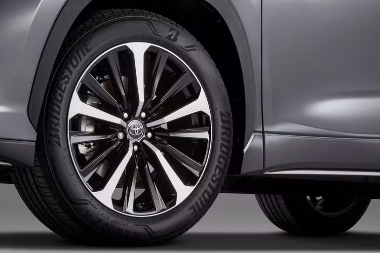 Mở cửa bước vào bên trong, những thay đổi trên khu vực nội thất của SUV Toyota Highlander 2021 mới khá hạn chế, bao gồm đèn viền nội thất, các ốp trang trí giả sợi carbon và hệ thống ghế Softex màu đen với chất liệu vải. Khách hàng bên cạnh đó cũng có thể lựa chọn nội thất da 2 tông màu: đỏ - đen cũng như các đường khâu màu đỏ tương phản.