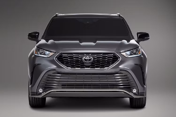 Theo bước chân của người anh em Camry XSE, phiên bản Toyota Highlander XSE 2021 mới với thiết kế nổi bật cùng 1 mặt trước hung hăng với tấm lưới tản nhiệt được sửa đổi và khe hút gió cỡ lớn, đặt thấp hơn. Mẫu xe SUV này cũng sở hữu các đèn chiếu sáng màu và 1 cánh gió bằng kim loại chắc chắn.