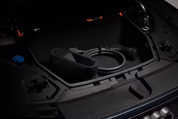 Tại các thị trường khác, SUV điện Audi e-tron Sportback có thêm bản 50 quattro, sử dụng ắc-quy 71 kWh và motor điện sản sinh công suất 308 mã lực và mô-men xoắn 540 Nm.