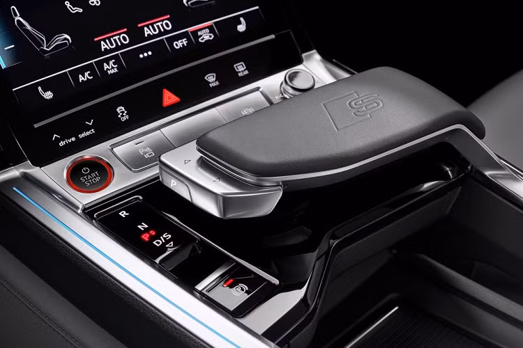e-tron Sportback là phiên bản thể thao của e-tron - mẫu xe điện đầu tiên của Audi. Sở hữu phong cách SUV lai coupe, e-tron Sportback có thiết kế thể thao, mui xe cong kết hợp với kính chắn gió có góc nghiêng lớn.