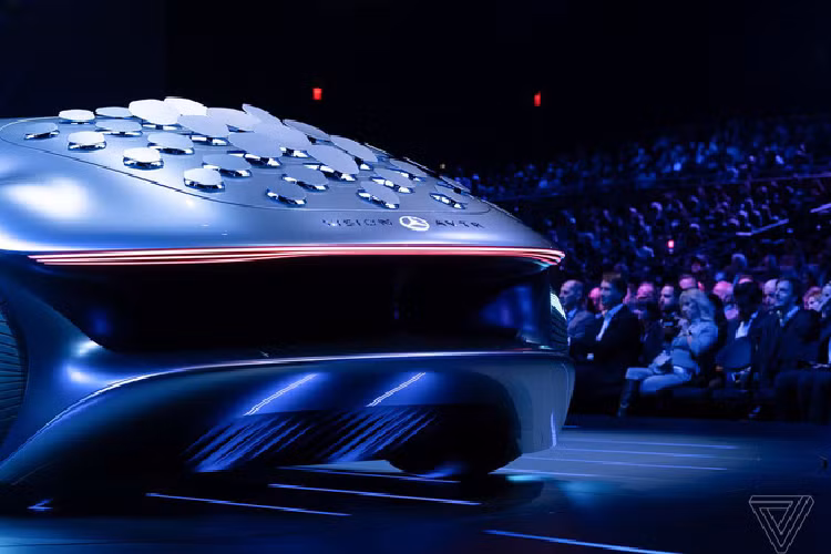 Chi tiết thú vị và kỳ lạ nhất phải kể đến trên Vision AVTR đó là 4 chiếc bánh xe, mà theo hãng xe sang Mercedes-Benz là được thiết kế dựa trên cảm hứng từ những hạt giống của Tree of Souls (cây linh hồn) trong bộ phim Avatar. Các bánh xe này có thể xoay theo nhiều hướng, nghĩa là chiếc xe có thể di chuyển sang ngang hay thậm chí là đi chéo.