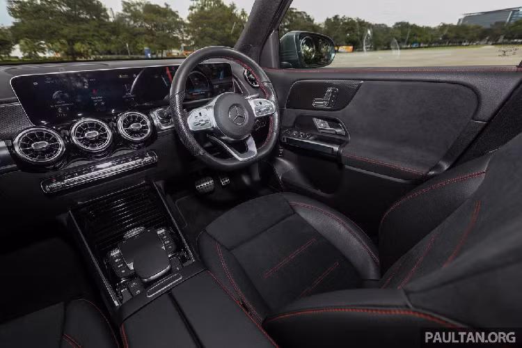 Hệ thống giải trí MBUX gồm 2 màn hình 10,25 inch, đồ họa hiển thị AMG, tương thích Apple CarPlay và Android Auto. Những tiện nghi khác bao gồm dàn âm thanh vòm Burmester, hệ thống điều hòa 2 vùng Thermotronic với 2 cửa gió ở hàng ghế sau.