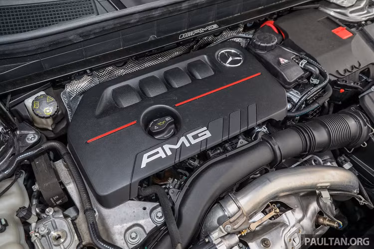 Mercedes-Benz GLB 35 thế hệ mới được trang bị động cơ 4 xy-lanh tăng áp M260 2.0L, công suất 302 mã lực tại 5.800-6.100 vòng/phút và mô-men xoắn 400 Nm tại 3.000-4.000 vòng/phút.