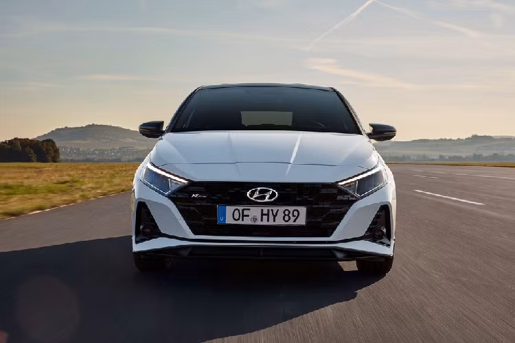Nhìn từ phía trước, Hyundai i20 N Line thế hệ mới tạo điểm nhấn với phần cản mới màu đen. Cụm lưới tản nhiệt được tạo hình caro với huy hiệu N Line đặt bên góc phải.