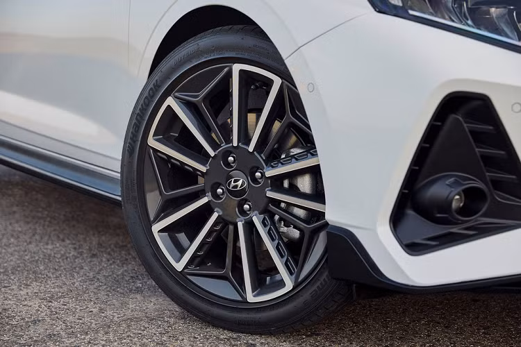 Khách hàng có thể lựa chọn 4 màu sơn ngoại thất là đen Phantom Black, xám Aurora Grey, trắng Polar White và màu đồng. Hyundai trang bị cho mẫu xe này bộ mâm đa chấu 2 tông màu với kích thước 17 inch.