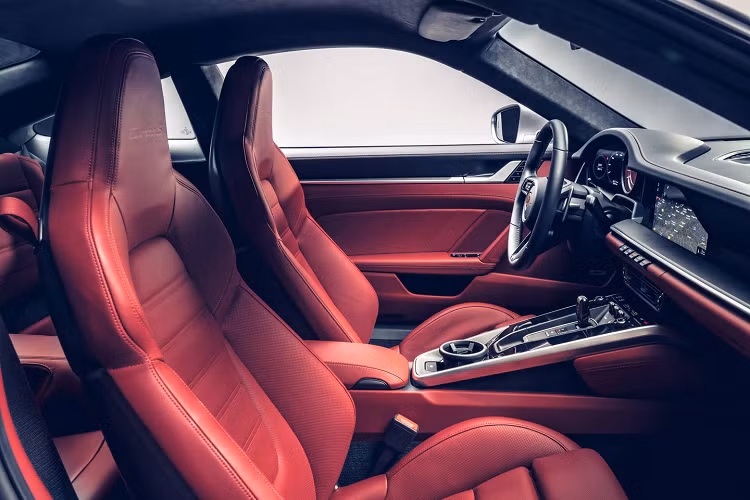 Ngoại hình xe vẫn giữ nguyên kiểu dáng đặc trưng của dòng 911 Turbo bấy lâu nay với sự mạnh mẽ lôi cuốn, nay được cập nhật ở nhiều chi tiết. Các cửa hút khí trước rộng hơn, cụm đèn trước kiểu “Turbo-look” đặc trưng với 2 vạch đi kèm với tiêu chuẩn đèn pha LED Matrix, cản trước được thiết kế mới, trong khi phía sau có cánh gió đuôi lớn hơn và dải đèn hậu dạng LED mảnh liền mạch ngang đặc trưng như các phiên bản khác của dòng 911 992.