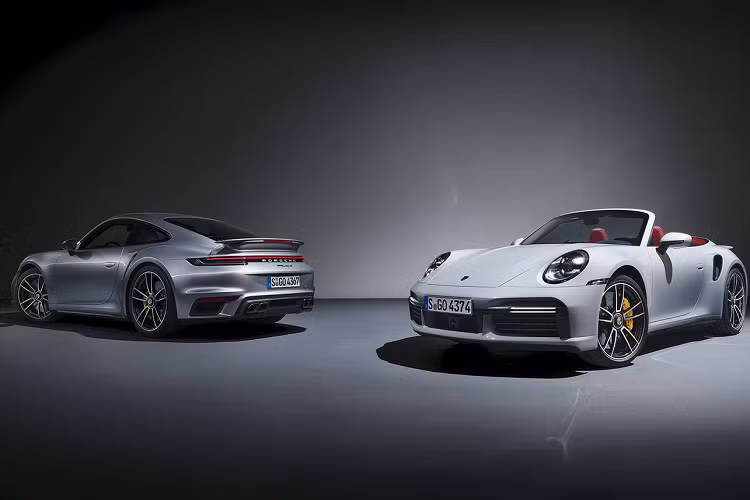 Không thể được giới thiệu ở triển lãm Geneva Motor Show 2020 vốn đã bị hủy do ảnh hưởng đại dịch COVID-19, Porsche 911 Turbo S 2021 mới buộc phải ra mắt qua hình thức họp báo trực tuyến. Như thường lệ, phiên bản này được ra mắt với 2 dạng thân xe là Coupe mui cứng và Cabriolet với mui xếp mềm.