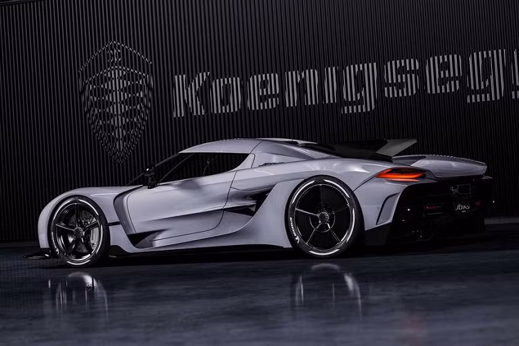 Trái tim và linh hồn của Jesko Absolut là khối động cơ V8 5.0 lít tăng áp kép, sản sinh công suất 1280 mã lực và mô-men xoắn cực đại 1000 Nm khi sử dụng nhiên liệu xăng thông thường. Nếu chuyển sang sử dụng xăng E85, khối sức mạnh sẽ tăng lên thành 1600 mã lực và 1500 Nm. Và toàn bộ sức mạnh ấy sẽ được truyền tới mặt đường thông qua một hộp số tự động 9 cấp với khả năng sang số được hãng mô tả rằng rất nhanh và chính xác tuyệt đối.