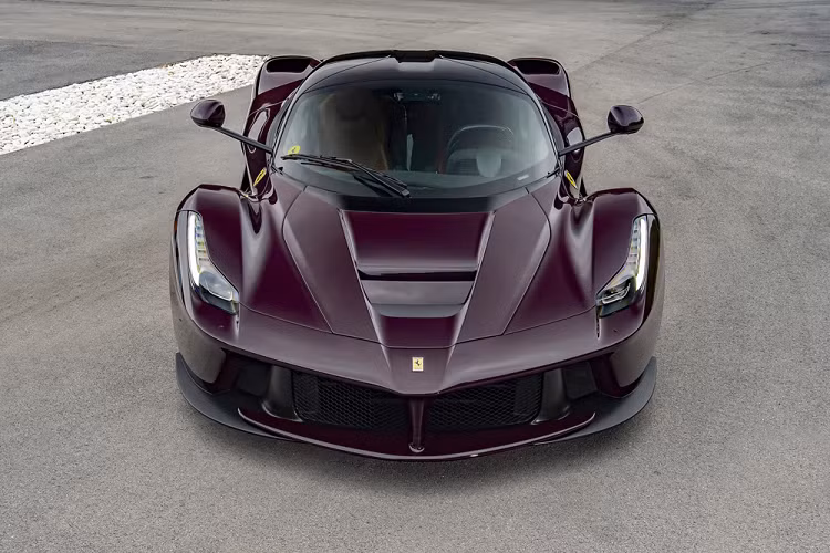 Ngoài ra, để đặt mua một chiếc siêu xe Ferrari LaFerrari từ chính hãng, khách hàng cần phải trải qua một đợt xét duyệt với những điều kiện khắt khe, trong đó có yêu cầu họ cần phải sở hữu ít nhất 5 chiếc Ferrari trong garage của mình. Ngoài ra, nếu là 1 trong 499 khách hàng may mắn, họ cần phải kí cam kết không được bán xe trong vòng 18 tháng.