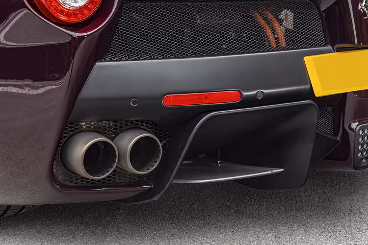 Ferrari LaFerrari được trang bị hệ dẫn động hybrid với động cơ V12 hút khí tự nhiên, dung tích 6,3 lít sản sinh công suất lên tới 789 mã lực và mô men xoắn cực đại lên tới 700Nm, kết hợp với hệ thống điện thu hồi động năng (Kenetic Recover System) hỗ trợ thêm 161 mã lực, nâng tổng công suất của xe lên 950 mã lực và mô men xoắn lên tới 900Nm.