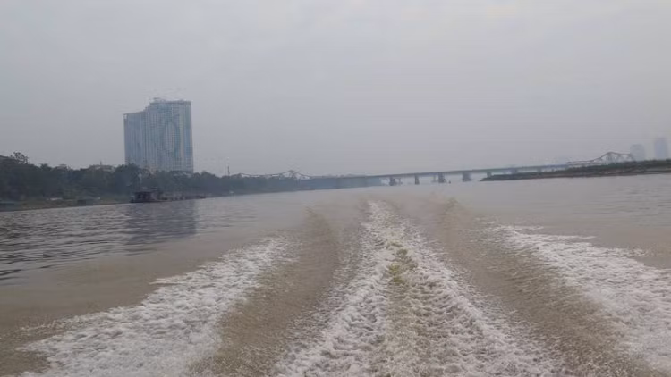 Nong: Phat hien vat the nghi la bom nam cach cau Long Bien 800m