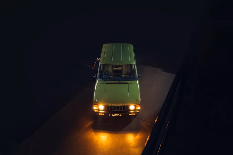Range Rover co dien do xe dien dat ngang Rolls-Royce Cullinan moi-Hinh-3