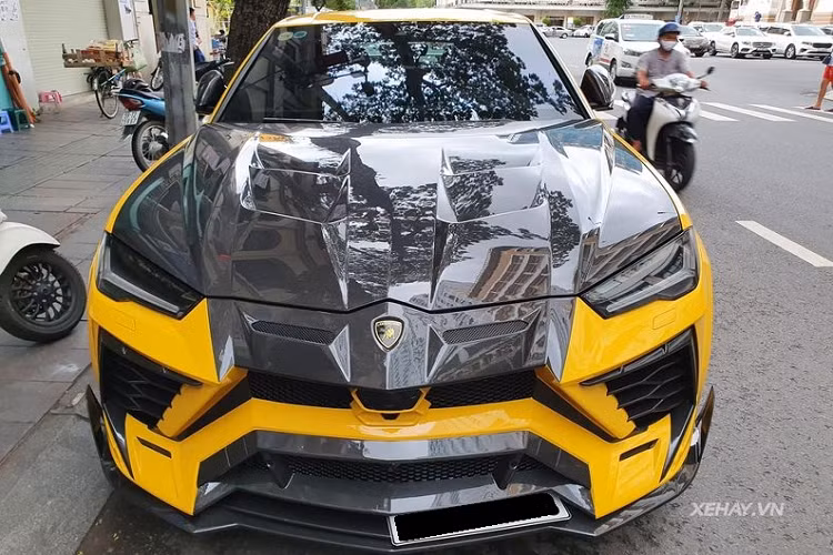Chưa hết, còn có nhiều bộ phận khác trên xe được làm bằng sợi carbon, bao gồm các cửa chớp vòm bánh xe trước, ốp gương chiếu hậu, ốp sườn, phần nẹp mui phía sau, ốp các khe thoát khí đuôi và cánh gió khí động học cỡ lớn.