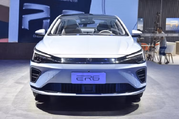 Sedan điện Roewe ER6 sẽ chính thức được bán tại thị trường nội địa Trung Quốc vào ngày 13/8/2020. Giá xe Roewe ER6 2021 trong khoảng 160.000 – 220.000 nhân dân tệ (tương đương 530 – 729 triệu đồng).