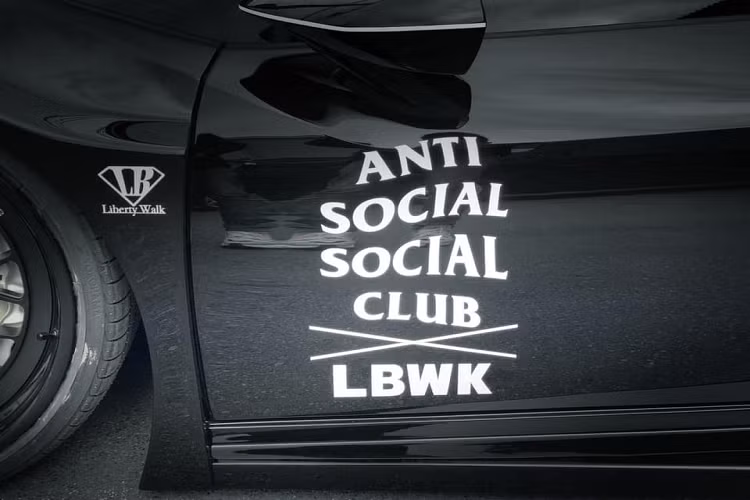 Đúng như tên gọi của hãng, “Liberty Walk” được hiểu theo nghĩa bóng là tự do nâng cấp chiếc xe của mình theo ý mình muốn. Chính vì thế mà những tác phẩm đến từ Liberty Walk đều mang đậm tính cá nhân hóa, từ đó mỗi chiếc xe đều sở hữu vẻ đẹp rất “riêng”. Phong cách thay đổi vẻ bề ngoài của những chiếc siêu xe một cách táo bạo như Liberty Walk cũng dần tạo nên bản sắc của thương hiệu này.
