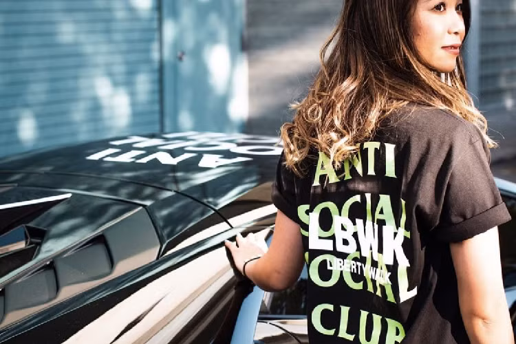 Và gần đây phải kể đến chính là lần cộng tác giữa hãng độ xe nổi tiếng Liberty Walk và hãng thời trang đường phố Anti Social Social Club (ASSC). Là một thương hiệu thời trang đến từ Mỹ, ASSC là một trong những lựa chọn phổ biến của giới trẻ với những mẫu thời trang mang tính biểu tượng của hãng.