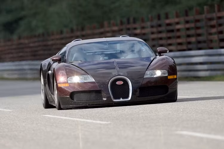 Nhưng hôm đó là một ngày thực sự đặc biệt, mục tiêu đặt ra cho chiếc siêu xe Bugatti Veyron 16.4 là phá vỡ rào cản 400 km/h. Một kỳ tích mà không phải chiếc xe thương mại nào cũng có thể đạt được vào thời điểm đó. Bugatti cũng kỳ vọng rằng chiếc Veyron không chỉ là biểu tượng về sự sang trọng, mà còn là tượng đài về tốc độ.