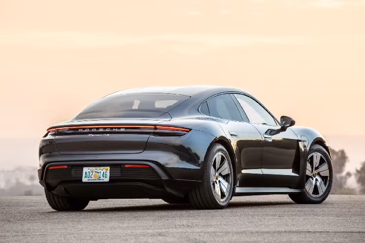 Porsche Taycan 4S giá rẻ bản tiêu chuẩn trang bị bộ pin 79,2 kWh và hai động cơ điện tạo ra công suất kết hợp lên tới 523 mã lực (390 kW). Điều này cho phép nó di chuyển trong phạm vi lên đến 252 dặm (405 km) trên một lần sạc duy nhất.