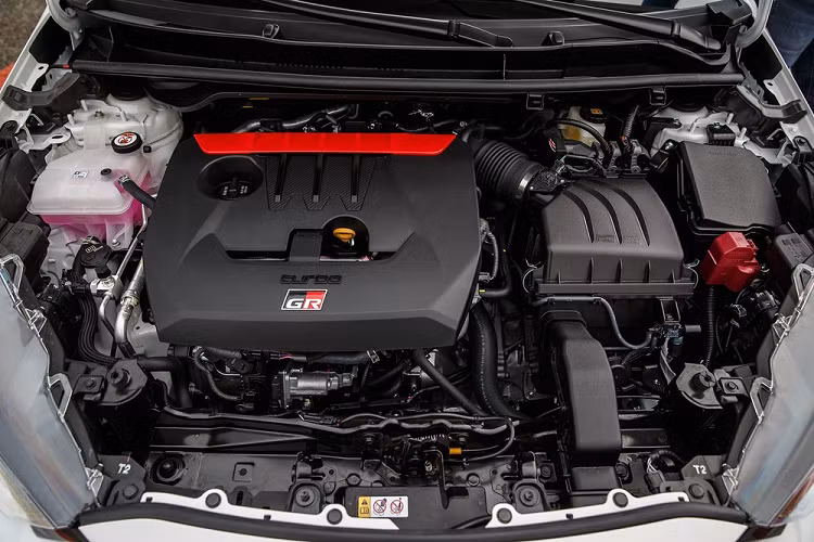 Nằm bên dưới nắp ca-pô của Toyota GR Yaris thế hệ mới là khối động cơ xăng 3 xi-lanh mạnh nhất thế giới từng được trang bị cho xe thương mại. Đây là động cơ tăng áp, có dung tích 1,6 lít, tạo ra công suất tối đa 272 mã lực và mô-men xoắn cực đại 370 Nm.