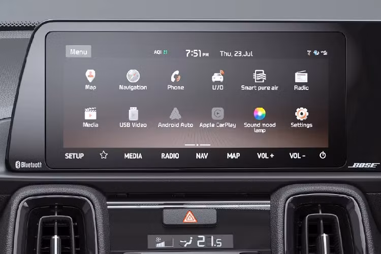 Với phiên bản GT-Line cao cấp nhất, Seltos còn có hệ thống âm thanh Bose 7 loa kèm subwoofer, bộ lọc khí Smart Pure Air chống được cả virus, hàng ghế trước có quạt gió, đèn LED trang trí cabin đổi màu, ứng dụng UVO Connect cho phép khởi động động cơ từ xa, khoá thông minh smartkey.