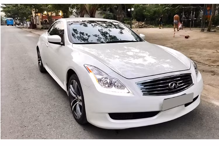 Nội thất G37 mui trần mang thiết kế sang trọng thoải mái để nâng cao trải nghiệm cho người dùng. Bảng táp-lô mang phong cách “double wave” (sóng đôi) đặc trưng của thương hiệu Infiniti. Trang bị đèn LED trang trí nội thất màu trắng và tím, ghế ngồi (kiểu 2+2), vô lăng, táp-pi cửa được bọc da cao cấp. Hàng ghế trước chỉnh điện 8 hướng, và được thiết kế để trượt linh động ra vào hàng ghế thứ 2, điều hoà tự động và hơn nữa,...