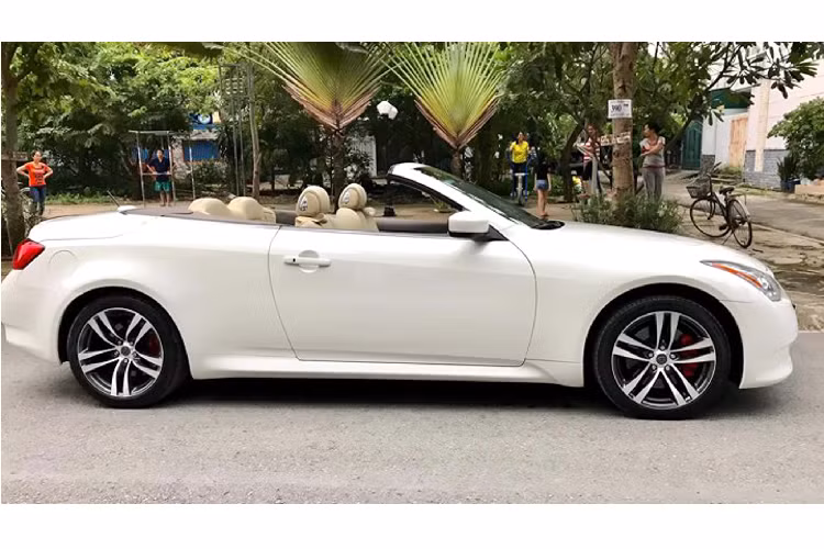 Chiếc xe Infiniti G37 đời 2008 này được định vị là xe sang, tại thời điểm nó được ra mắt cách đây hơn 10 năm. G37 Convertible là đối thủ cạnh tranh trực tiếp với “người đồng hương” Lexus IS350 C, Audi A5 hay BMW 3-Series convertible. Hiên giá xe Infiniti G37 Convertible trong bài viết này được chủ nhân “thách cưới” 835 triệu đồng.