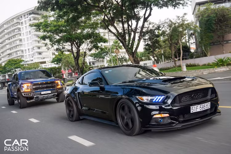 Được biết, chiếc bán tải cỡ lớn này thực chất là mẫu F-150 Raptor đầu tiên cập bến Việt Nam. Bên cạnh những trang bị tiêu chuẩn, xe được đặt hàng với một số tùy chọn như bộ tem trang trí tên xe trên hốc bánh sau, ốp nhựa nắp thùng, bậc lên xuống thùng chở hàng và cửa sổ trời toàn cảnh.