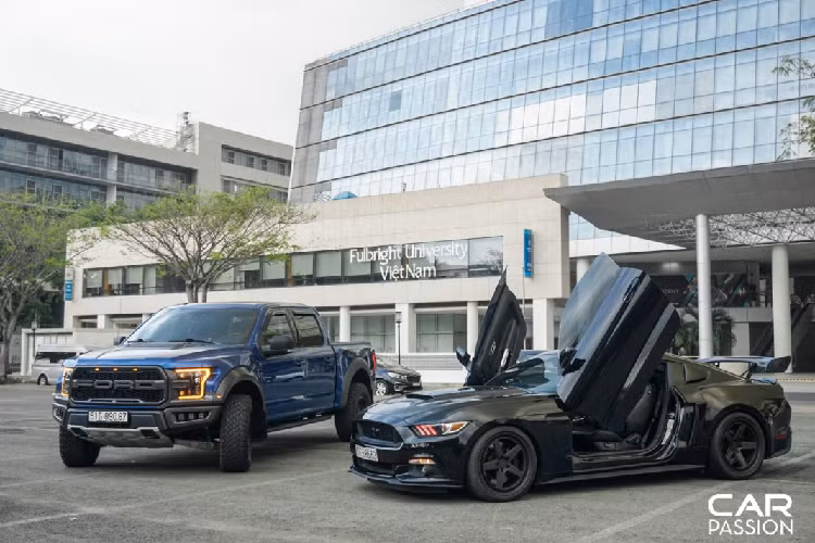 Chưa dừng lại ở đó, chiếc Mustang này khá đặc biệt, xe thuộc thế hệ thứ 6 và là một trong những chiếc Mustang GT hiếm hoi tại Việt Nam. Bên cạnh lớp sơn đen mạnh mẽ, xe còn được nâng cấp với hàng loạt những món đồ chơi hàng hiệu. Cụ thể, hệ thống giảm xóc trên xe đã được độ lại bằng chi tiết mới, giúp cho trọng tâm của xe thấp hơn. Cụm đèn chiếu sáng nguyên bản được nâng cấp với đèn LED ban ngày có thể thay đổi 64 màu khác nhau.